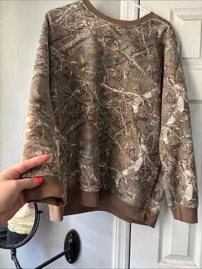 no comment Camouflage Crewneck Sweatshirt Size Large Like New